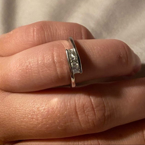 Three stone ring - Picture 3 of 3